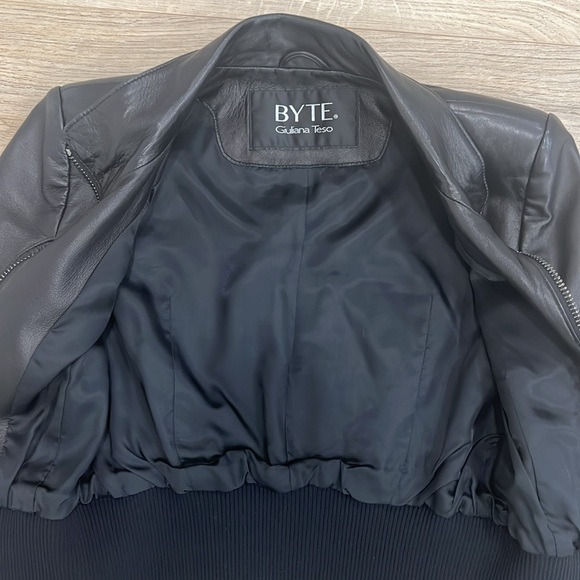 GIULIANA TESO DESIGNER LEATHER JACKET. SIZE 40 which size small. - Picture 6 of 16